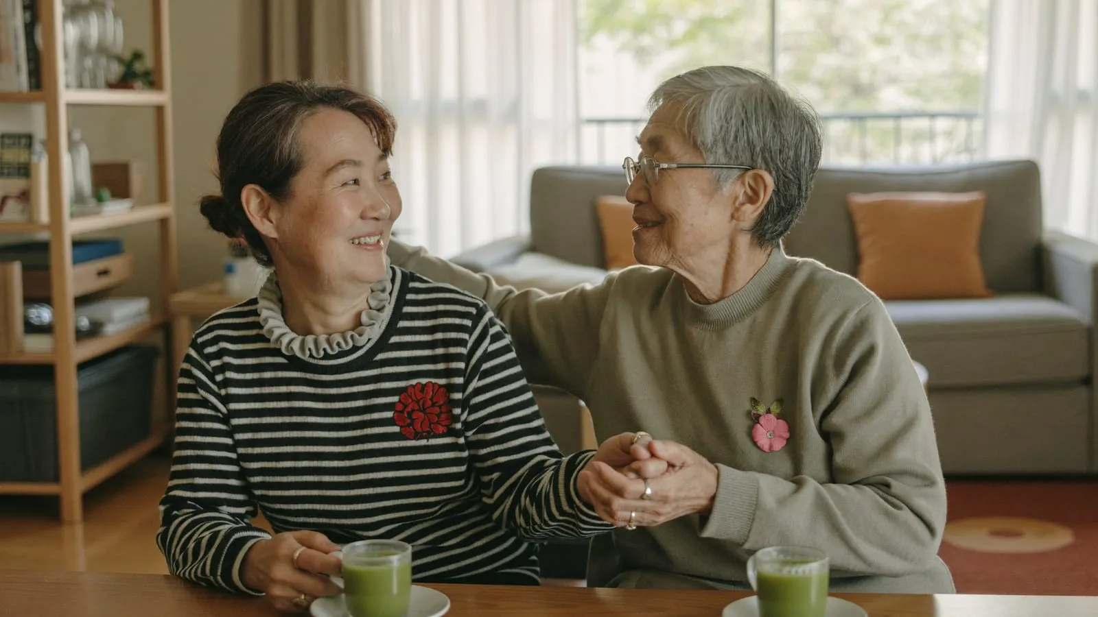 お茶を前に、親子で和やかに語り合うイメージ